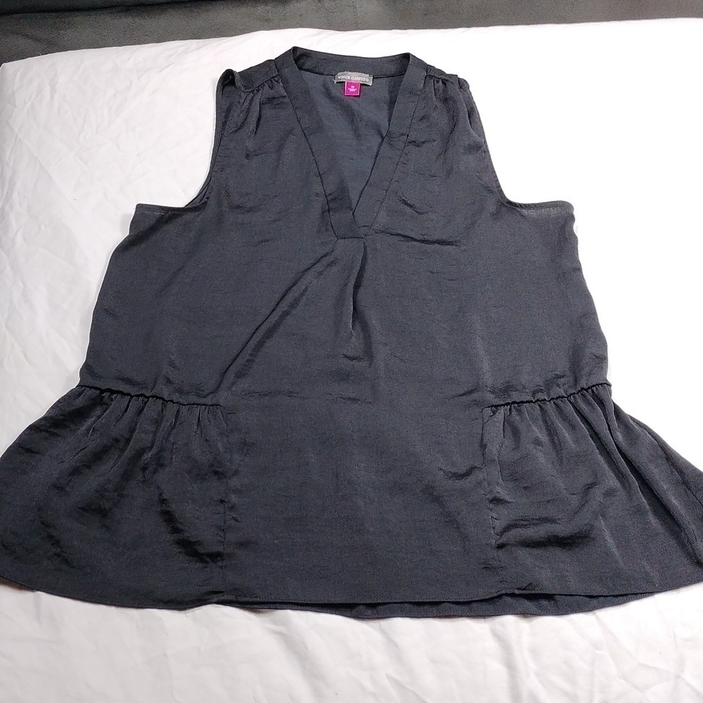 Vince camuto women's sleeveless v-neck top size medium